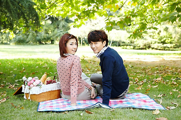 포토 JPG 주간 전신 외국인 나무 식물 해외기획촬영 라이프스타일 커플 공원 여자 남자 여유 음식 커플라이프 낙엽 데이트 2011년중국 휴식 미소 웃음 사람 앉기 동양인 잔디 20대 성인 야외 두명 뒷모습 중국인 소풍 바구니 중국 산책 뒤돌아보기 청도 돗자리 상쾌 청년만 성인만 국내포토 자연요소 공공시설 감정 아시아 뷰포인트 컨셉 잎 관계 모션 표정 인종 청년 생활 야외활동 파일형식