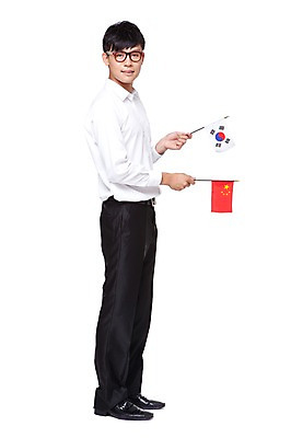 포토 JPG 스튜디오촬영 전신 외국인 해외기획촬영 한국문화 라이프스타일 남자 문화 안경 2011년중국 중국문화 한국 실내 한명 서기 미소 웃음 들기 누끼 사람 동양인 정장 20대 성인 옆모습 중국인 중국 깃발 체험 국기 태극기 오성홍기 교류 문화교류 외교 남자만 남자한명만 성인남자만 청년만 청년남자만 청년남자한명만 성인한명만 성인남자한명만 성인만 안경낌 국내포토 1 동양문화 잡화 옷 아시아 뷰포인트 외국문화 컨셉 모션 표정 인종 청년 내부 생활 파일형식