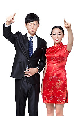 포토 JPG 스튜디오촬영 외국인 해외기획촬영 전통 라이프스타일 응시 여자 남자 전통문화 문화 비즈니스 2011년중국 모션 중국문화 실내 서기 미소 웃음 누끼 사람 동양인 정장 손짓 20대 성인 두명 앞모습 중국인 중국 가리킴 비즈니스맨 체험 전통의상 치파오 중국전통 청년만 성인만 국내포토 동양문화 시선 옷 아시아 뷰포인트 외국문화 컨셉 표정 인종 청년 내부 생활 직장인 파일형식
