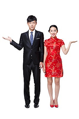 포토 JPG 스튜디오촬영 전신 외국인 해외기획촬영 전통 라이프스타일 여자 남자 전통문화 문화 구두 비즈니스 2011년중국 모션 중국문화 안내 실내 서기 미소 웃음 누끼 사람 동양인 정장 손짓 20대 성인 두명 앞모습 빨간색 중국인 중국 비즈니스맨 체험 하이힐 전통의상 치파오 알림 중국전통 청년만 성인만 국내포토 동양문화 옷 아시아 뷰포인트 컬러 외국문화 신발 컨셉 표정 인종 청년 내부 생활 직장인 여성화 파일형식