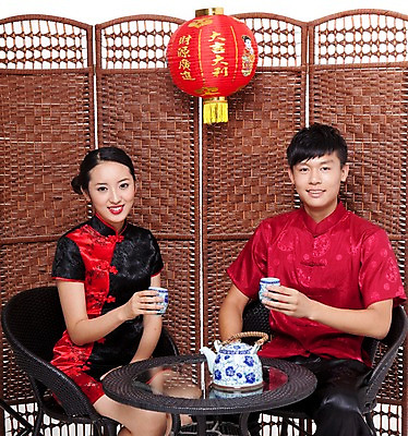 포토 JPG 스튜디오촬영 외국인 해외기획촬영 전통 라이프스타일 커플 여자 남자 전통문화 문화 음료 의자 2011년중국 탁자 주전자 조명 중국문화 전통소품 실내 미소 웃음 들기 사람 앉기 동양인 20대 성인 두명 앞모습 컵 중국인 식당 중국 체험 차 전통차 전통의상 치파오 오브젝트 병풍 중국전통 전통등 청년만 성인만 국내포토 동양문화 식기 아시아 뷰포인트 외국문화 가구 컨셉 관계 모션 주방용품 표정 인종 청년 내부 생활 차_음료 상점 파일형식