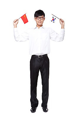 포토 JPG 스튜디오촬영 전신 외국인 해외기획촬영 한국문화 라이프스타일 남자 문화 안경 2011년중국 중국문화 한국 실내 한명 서기 미소 웃음 들기 누끼 사람 동양인 정장 20대 성인 앞모습 중국인 중국 깃발 체험 국기 태극기 오성홍기 교류 문화교류 외교 남자만 남자한명만 성인남자만 청년만 청년남자만 청년남자한명만 성인한명만 성인남자한명만 성인만 안경낌 국내포토 1 동양문화 잡화 옷 아시아 뷰포인트 외국문화 컨셉 모션 표정 인종 청년 내부 생활 파일형식