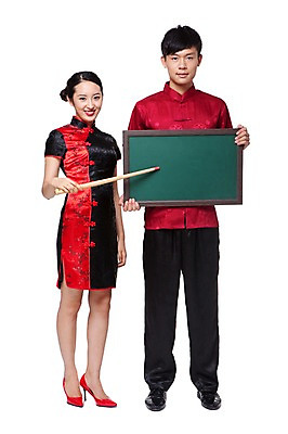 포토 JPG 스튜디오촬영 전신 외국인 해외기획촬영 전통 라이프스타일 여자 교육 남자 전통문화 문화 구두 2011년중국 중국문화 실내 서기 미소 웃음 들기 누끼 사람 동양인 20대 성인 두명 앞모습 빨간색 중국인 칠판 중국 가리킴 체험 막대기 하이힐 전통의상 치파오 지시봉 중국전통 청년만 성인만 국내포토 동양문화 아시아 뷰포인트 컬러 외국문화 신발 컨셉 모션 표정 인종 손짓 청년 내부 생활 여성화 파일형식