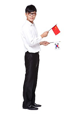 포토 JPG 스튜디오촬영 전신 외국인 해외기획촬영 한국문화 라이프스타일 남자 문화 안경 2011년중국 중국문화 한국 실내 한명 서기 미소 웃음 들기 누끼 사람 동양인 정장 20대 성인 옆모습 중국인 중국 깃발 체험 국기 태극기 오성홍기 교류 문화교류 외교 남자만 남자한명만 성인남자만 청년만 청년남자만 청년남자한명만 성인한명만 성인남자한명만 성인만 안경낌 국내포토 1 동양문화 잡화 옷 아시아 뷰포인트 외국문화 컨셉 모션 표정 인종 청년 내부 생활 파일형식