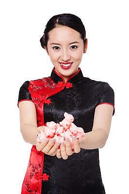 포토 JPG 스튜디오촬영 외국인 해외기획촬영 전통 라이프스타일 여자 전통문화 문화 2011년중국 중국문화 전통소품 실내 한명 미소 웃음 들기 누끼 사람 동양인 상반신 20대 성인 앞모습 장식 중국인 중국 돼지 체험 행운 전통의상 치파오 오브젝트 중국전통 복돼지 여자만 여자한명만 성인여자만 청년만 청년여자만 성인한명만 청년여자한명만 성인여자한명만 성인만 국내포토 1 동양문화 아시아 뷰포인트 외국문화 컨셉 포유류 모션 표정 인종 청년 내부 생활 파일형식