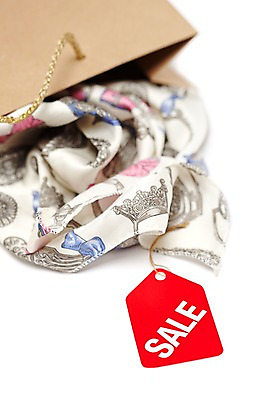 포토 JPG 스튜디오촬영 문자 알파벳 영어 실내 누끼 이벤트 근접촬영 사람없음 아웃포커스 단어 쇼핑 종이봉투 쇼핑백 꼬리표 라벨 세일 모형 스카프 끈 국내포토 뷰포인트 가방 봉투 프레임 촬영기법 내부 목도리 파일형식