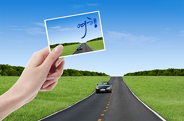 PSD 나무 식물 구름 편집이미지 손 도로 길 여행 자동차 하늘 한명 사람 손짓 잔디 초원 신체부위 차도 풀 추억 기념사진 이미지편집 자연요소 1 육상교통 컨셉 교통시설 모션 파일형식