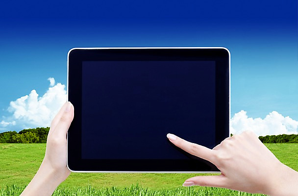 PSD 나무 식물 구름 편집이미지 손 하늘 한명 사람 손짓 잔디 초원 신체부위 전자제품 컴퓨터 태블릿 스크린 터치 검지손가락 가리킴 풀 이미지편집 자연요소 1 손가락 모션 스마트기기 파일형식