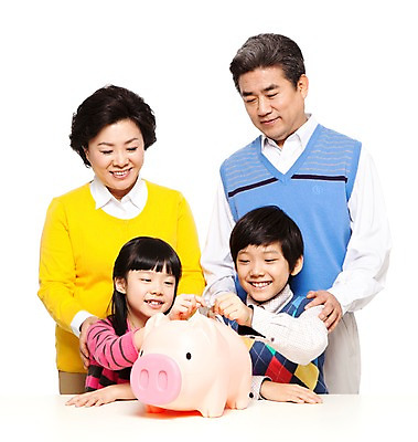 포토 JPG 스튜디오촬영 라이프스타일 여자 할아버지 노년 남자 할머니 어린이 돈 가족 손자 손녀 함께함 실내 미소 웃음 누끼 사람 동양인 소녀 소년 여러명 상반신 성인 앞모습 캐주얼 실버라이프 동전 화목 다정 저축 한국인 돼지저금통 저금통 절약 60대 손주 넣기 국내포토 옷 뷰포인트 다수 컨셉 관계 모션 표정 인종 내부 생활 금융 재산 파일형식