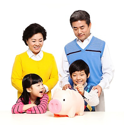 포토 JPG 스튜디오촬영 라이프스타일 여자 할아버지 노년 남자 할머니 어린이 돈 가족 손자 손녀 함께함 실내 미소 웃음 누끼 사람 동양인 소녀 소년 여러명 상반신 성인 앞모습 캐주얼 실버라이프 동전 화목 다정 저축 한국인 돼지저금통 저금통 절약 60대 손주 넣기 국내포토 옷 뷰포인트 다수 컨셉 관계 모션 표정 인종 내부 생활 금융 재산 파일형식