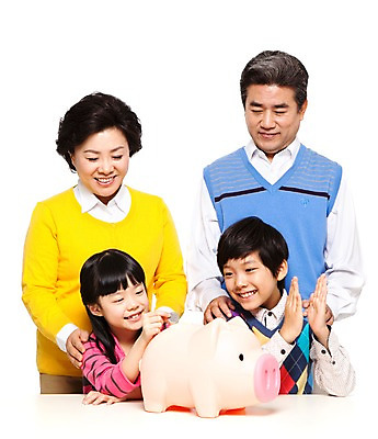 포토 JPG 스튜디오촬영 라이프스타일 여자 할아버지 노년 남자 할머니 어린이 돈 가족 손자 손녀 함께함 실내 미소 웃음 누끼 사람 동양인 소녀 소년 여러명 상반신 성인 앞모습 캐주얼 실버라이프 동전 화목 다정 저축 한국인 돼지저금통 저금통 절약 60대 박수 손주 넣기 국내포토 옷 뷰포인트 다수 컨셉 관계 모션 표정 인종 손짓 내부 생활 금융 재산 파일형식