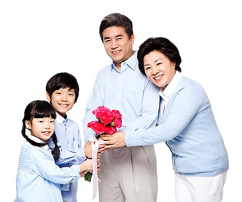 포토 JPG 스튜디오촬영 식물 라이프스타일 여자 할아버지 노년 남자 꽃 할머니 어린이 꽃다발 가족 손자 손녀 함께함 실내 서기 미소 웃음 들기 누끼 사람 동양인 소녀 소년 여러명 성인 옆모습 캐주얼 실버라이프 화목 다정 한국인 60대 어버이날 손주 카네이션 주기 효도 국내포토 옷 기념일 뷰포인트 다수 컨셉 관계 모션 표정 인종 내부 생활 파일형식