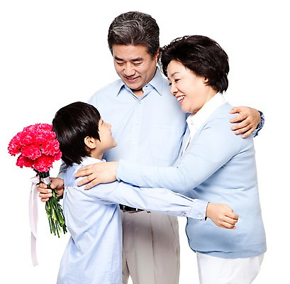 포토 JPG 스튜디오촬영 식물 라이프스타일 여자 할아버지 노년 남자 꽃 할머니 어린이 꽃다발 가족 안기 포옹 손자 함께함 실내 서기 미소 웃음 들기 누끼 사람 동양인 소년 성인 앞모습 옆모습 캐주얼 세명 실버라이프 마주보기 화목 다정 한국인 60대 어버이날 손주 카네이션 효도 국내포토 옷 기념일 뷰포인트 컨셉 관계 모션 표정 인종 내부 생활 파일형식