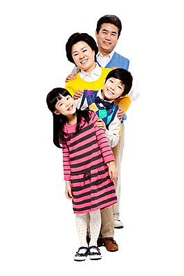 포토 JPG 스튜디오촬영 전신 라이프스타일 여자 할아버지 노년 남자 할머니 어린이 줄 포즈 가족 모션 손자 손녀 함께함 실내 서기 미소 웃음 누끼 사람 동양인 소녀 소년 여러명 성인 앞모습 캐주얼 실버라이프 화목 다정 한국인 60대 손주 가족사진 줄서기 국내포토 옷 뷰포인트 다수 컨셉 관계 표정 인종 내부 생활 파일형식 단체사진