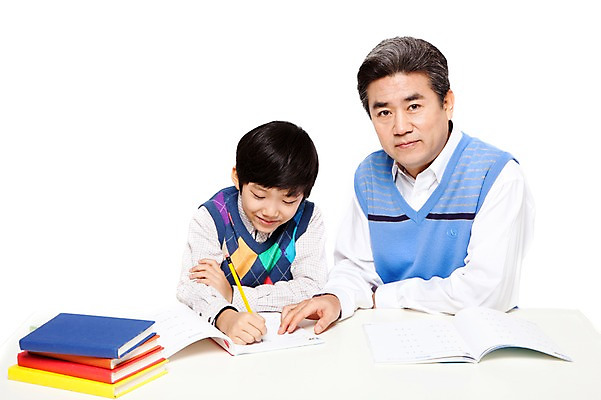 포토 JPG 스튜디오촬영 라이프스타일 응시 교육 할아버지 노년 남자 어린이 가족 손자 교재 함께함 실내 미소 웃음 누끼 사람 동양인 소년 상반신 성인 두명 앞모습 책 캐주얼 실버라이프 연필 쌓기 공책 화목 다정 펼침 한국인 기록 가르침 60대 손주 과제 문제풀이 남자만 국내포토 시선 옷 뷰포인트 컨셉 관계 모션 문구용품 학용품 표정 인종 내부 생활 필기구 파일형식