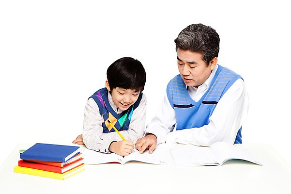 포토 JPG 스튜디오촬영 라이프스타일 응시 교육 할아버지 노년 남자 어린이 가족 손자 교재 함께함 실내 미소 웃음 누끼 사람 동양인 소년 상반신 성인 두명 앞모습 책 캐주얼 실버라이프 연필 쌓기 공책 화목 다정 펼침 한국인 기록 가르침 60대 손주 과제 문제풀이 남자만 국내포토 시선 옷 뷰포인트 컨셉 관계 모션 문구용품 학용품 표정 인종 내부 생활 필기구 파일형식