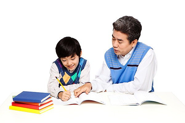 포토 JPG 스튜디오촬영 라이프스타일 응시 교육 할아버지 노년 남자 어린이 가족 손자 교재 함께함 실내 미소 웃음 누끼 사람 동양인 소년 상반신 성인 두명 앞모습 책 캐주얼 실버라이프 연필 쌓기 공책 화목 다정 펼침 한국인 기록 가르침 60대 손주 과제 문제풀이 남자만 국내포토 시선 옷 뷰포인트 컨셉 관계 모션 문구용품 학용품 표정 인종 내부 생활 필기구 파일형식