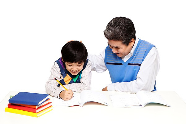 포토 JPG 스튜디오촬영 라이프스타일 응시 교육 할아버지 노년 남자 어린이 가족 손자 교재 함께함 실내 미소 웃음 누끼 사람 동양인 소년 상반신 성인 두명 앞모습 책 캐주얼 실버라이프 연필 쌓기 공책 화목 다정 펼침 한국인 기록 60대 손주 과제 격려 문제풀이 칭찬 남자만 국내포토 시선 옷 감정 뷰포인트 컨셉 관계 모션 문구용품 학용품 표정 인종 내부 생활 필기구 파일형식