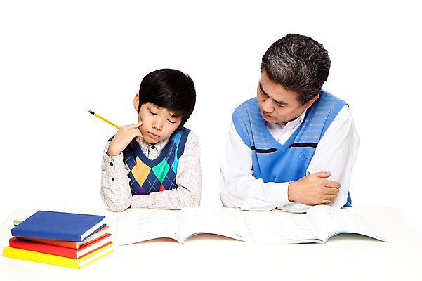 포토 JPG 스튜디오촬영 라이프스타일 응시 교육 할아버지 노년 남자 어린이 가족 손자 교재 함께함 실내 누끼 사람 동양인 소년 상반신 성인 두명 앞모습 책 캐주얼 실버라이프 연필 쌓기 공책 화목 다정 펼침 한국인 60대 손주 고민 과제 문제풀이 남자만 국내포토 시선 옷 감정 뷰포인트 컨셉 관계 모션 문구용품 학용품 인종 내부 생활 필기구 파일형식