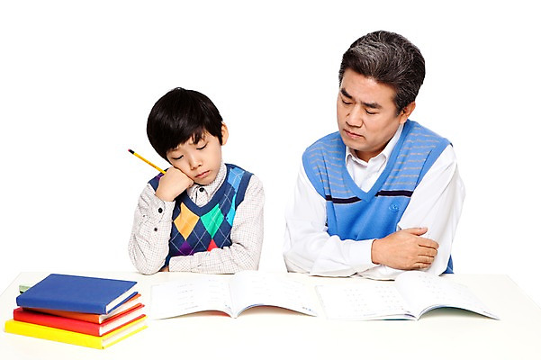 포토 JPG 스튜디오촬영 라이프스타일 응시 교육 할아버지 노년 남자 어린이 가족 손자 교재 함께함 실내 누끼 사람 동양인 소년 상반신 성인 두명 앞모습 책 캐주얼 실버라이프 연필 쌓기 공책 턱괴기 화목 다정 펼침 한국인 60대 손주 고민 과제 문제풀이 남자만 국내포토 시선 옷 감정 뷰포인트 컨셉 관계 모션 문구용품 학용품 인종 내부 생활 필기구 파일형식