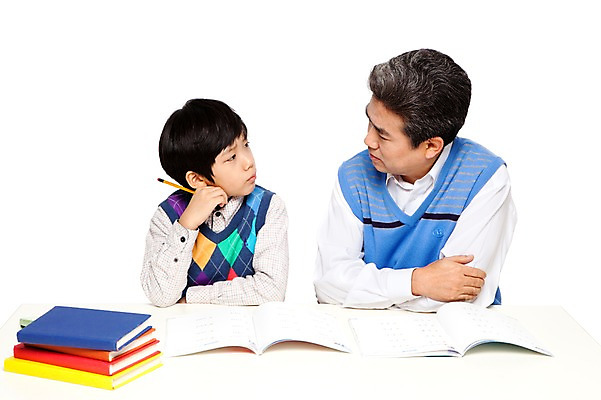 포토 JPG 스튜디오촬영 라이프스타일 교육 할아버지 노년 남자 어린이 가족 손자 교재 함께함 실내 누끼 사람 동양인 소년 상반신 성인 두명 앞모습 책 캐주얼 실버라이프 연필 쌓기 마주보기 공책 화목 다정 펼침 한국인 60대 손주 과제 남자만 국내포토 옷 뷰포인트 컨셉 관계 모션 문구용품 학용품 인종 내부 생활 필기구 파일형식