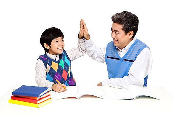 포토 JPG 스튜디오촬영 라이프스타일 교육 할아버지 노년 남자 어린이 가족 손자 교재 함께함 실내 미소 웃음 누끼 사람 동양인 소년 상반신 성인 두명 앞모습 책 캐주얼 실버라이프 연필 쌓기 마주보기 공책 화목 다정 펼침 한국인 60대 손뼉 손주 과제 격려 칭찬 남자만 국내포토 옷 감정 뷰포인트 컨셉 관계 모션 문구용품 학용품 표정 인종 내부 생활 필기구 파일형식