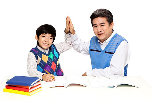 포토 JPG 스튜디오촬영 라이프스타일 교육 할아버지 노년 남자 어린이 가족 손자 교재 함께함 실내 미소 웃음 누끼 사람 동양인 소년 상반신 성인 두명 앞모습 책 캐주얼 실버라이프 연필 쌓기 공책 화목 다정 펼침 한국인 60대 손뼉 손주 과제 격려 칭찬 남자만 국내포토 옷 감정 뷰포인트 컨셉 관계 모션 문구용품 학용품 표정 인종 내부 생활 필기구 파일형식