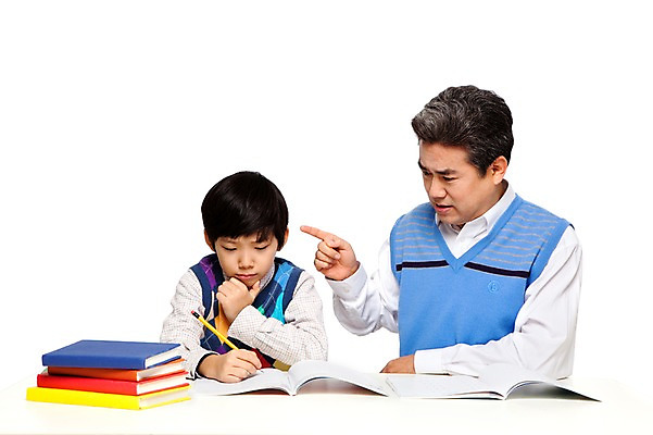 포토 JPG 스튜디오촬영 라이프스타일 응시 교육 할아버지 노년 남자 어린이 가족 손자 교재 함께함 실내 누끼 사람 동양인 손짓 소년 상반신 성인 두명 앞모습 책 캐주얼 실버라이프 연필 쌓기 공책 화목 다정 펼침 한국인 분노 가리킴 60대 꾸지람 손주 과제 훈계 남자만 국내포토 시선 옷 감정 뷰포인트 컨셉 관계 모션 문구용품 학용품 경고 인종 내부 생활 필기구 체벌 파일형식