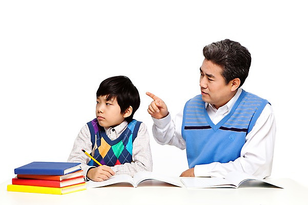 포토 JPG 스튜디오촬영 라이프스타일 교육 할아버지 노년 남자 어린이 가족 손자 교재 함께함 실내 누끼 사람 동양인 손짓 소년 상반신 성인 두명 앞모습 책 캐주얼 실버라이프 연필 쌓기 공책 화목 다정 펼침 한국인 분노 가리킴 60대 꾸지람 손주 과제 훈계 남자만 국내포토 옷 감정 뷰포인트 컨셉 관계 모션 문구용품 학용품 경고 인종 내부 생활 필기구 체벌 파일형식