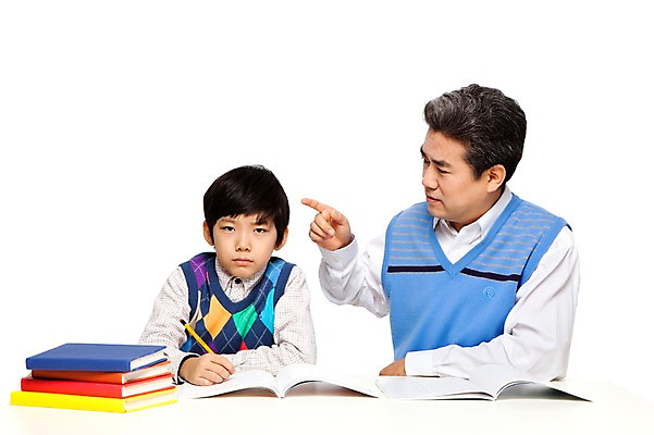 포토 JPG 스튜디오촬영 라이프스타일 교육 할아버지 노년 남자 어린이 가족 손자 교재 함께함 실내 누끼 사람 동양인 손짓 소년 상반신 성인 두명 앞모습 책 캐주얼 실버라이프 연필 쌓기 공책 화목 다정 펼침 한국인 분노 가리킴 60대 꾸지람 손주 과제 훈계 남자만 국내포토 옷 감정 뷰포인트 컨셉 관계 모션 문구용품 학용품 경고 인종 내부 생활 필기구 체벌 파일형식