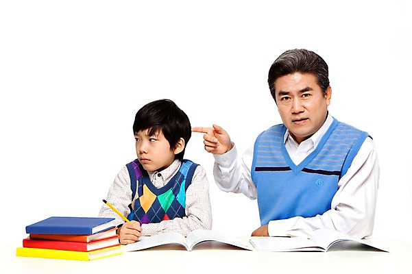 포토 JPG 스튜디오촬영 라이프스타일 교육 할아버지 노년 남자 어린이 가족 손자 교재 함께함 실내 누끼 사람 동양인 손짓 소년 상반신 성인 두명 앞모습 책 캐주얼 실버라이프 연필 쌓기 공책 화목 다정 펼침 한국인 분노 가리킴 60대 꾸지람 손주 과제 훈계 남자만 국내포토 옷 감정 뷰포인트 컨셉 관계 모션 문구용품 학용품 경고 인종 내부 생활 필기구 체벌 파일형식