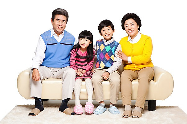 포토 JPG 스튜디오촬영 전신 라이프스타일 여자 할아버지 노년 남자 할머니 어린이 가구 의자 가족 손자 손녀 슬리퍼 함께함 실내 미소 웃음 누끼 사람 앉기 동양인 소녀 소년 여러명 성인 취미 앞모습 캐주얼 실버라이프 소파 화목 다정 카펫 한국인 60대 손주 가족사진 국내포토 옷 뷰포인트 생활용품 다수 신발 컨셉 관계 모션 표정 인종 내부 생활 파일형식 단체사진