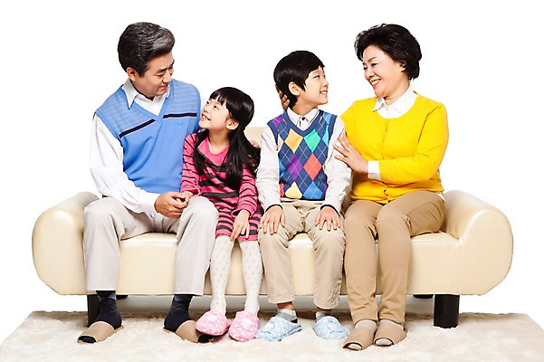 포토 JPG 스튜디오촬영 전신 라이프스타일 여자 할아버지 노년 남자 할머니 어린이 가구 의자 가족 손자 손녀 슬리퍼 함께함 실내 미소 웃음 누끼 사람 앉기 동양인 소녀 소년 여러명 성인 취미 앞모습 캐주얼 실버라이프 소파 마주보기 화목 다정 카펫 한국인 60대 손주 가족사진 국내포토 옷 뷰포인트 생활용품 다수 신발 컨셉 관계 모션 표정 인종 내부 생활 파일형식 단체사진