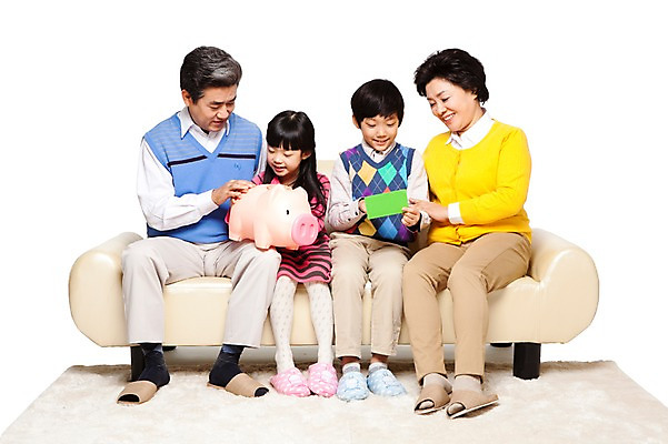 포토 JPG 스튜디오촬영 전신 라이프스타일 응시 여자 할아버지 노년 남자 할머니 어린이 가구 의자 가족 손자 손녀 슬리퍼 함께함 실내 미소 웃음 들기 누끼 사람 앉기 동양인 소녀 소년 여러명 성인 취미 앞모습 캐주얼 실버라이프 소파 화목 다정 카펫 저축 한국인 돼지저금통 저금통 절약 60대 손주 통장 국내포토 시선 옷 뷰포인트 생활용품 다수 신발 컨셉 관계 모션 표정 인종 내부 생활 금융 파일형식