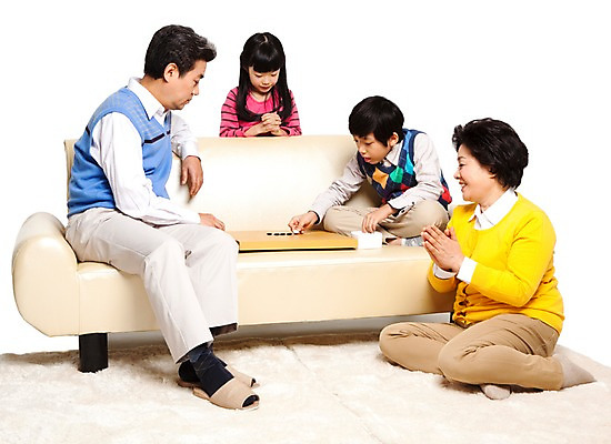 포토 JPG 스튜디오촬영 전신 라이프스타일 여자 할아버지 노년 남자 할머니 어린이 가구 의자 가족 놀이 손자 손녀 슬리퍼 함께함 실내 미소 웃음 누끼 사람 앉기 동양인 소녀 소년 여러명 성인 취미 캐주얼 실버라이프 소파 놀이용품 화목 다정 경쟁 카펫 한국인 게임 게임용품 60대 손주 바둑 바둑알 바둑판 국내포토 옷 생활용품 다수 신발 컨셉 관계 모션 표정 인종 내부 생활 오브젝트 파일형식