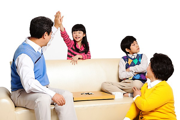 포토 JPG 스튜디오촬영 라이프스타일 여자 할아버지 노년 남자 할머니 어린이 가구 의자 가족 놀이 협력 손자 손녀 함께함 실내 미소 웃음 누끼 사람 앉기 동양인 소녀 소년 여러명 성인 취미 캐주얼 실버라이프 소파 놀이용품 화목 다정 경쟁 한국인 게임 우승 게임용품 60대 손뼉 손주 패배 바둑 바둑알 바둑판 국내포토 옷 생활용품 다수 컨셉 관계 모션 표정 인종 내부 생활 최고 오브젝트 파일형식