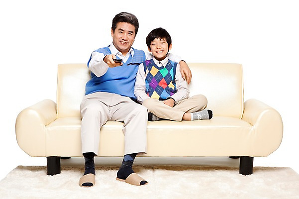 포토 JPG 스튜디오촬영 전신 라이프스타일 할아버지 노년 남자 어린이 가구 의자 가족 손자 슬리퍼 함께함 실내 미소 웃음 들기 누끼 사람 앉기 동양인 소년 성인 취미 두명 앞모습 캐주얼 실버라이프 소파 화목 다정 카펫 한국인 60대 리모컨 손주 티비시청 남자만 국내포토 옷 뷰포인트 생활용품 신발 컨셉 관계 모션 표정 인종 내부 생활 시청_보고들음 파일형식