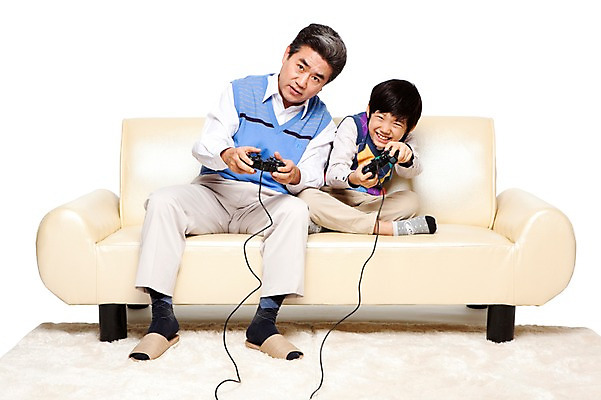 포토 JPG 스튜디오촬영 전신 라이프스타일 할아버지 노년 남자 어린이 가구 의자 가족 놀이 손자 슬리퍼 함께함 실내 들기 누끼 사람 앉기 동양인 소년 성인 취미 두명 앞모습 캐주얼 실버라이프 소파 놀이용품 화목 다정 경쟁 카펫 한국인 게임 게임용품 60대 게임기 손주 조이스틱 남자만 국내포토 옷 뷰포인트 생활용품 신발 컨셉 관계 모션 인종 내부 생활 오브젝트 파일형식