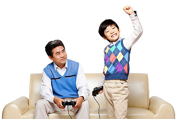 포토 JPG 스튜디오촬영 라이프스타일 할아버지 노년 남자 어린이 가구 의자 가족 놀이 손자 함께함 실내 서기 미소 웃음 들기 누끼 사람 앉기 동양인 손짓 소년 성인 취미 두명 앞모습 캐주얼 실버라이프 소파 놀이용품 화목 다정 경쟁 주먹 한국인 게임 우승 게임용품 60대 게임기 손주 패배 조이스틱 남자만 국내포토 옷 뷰포인트 생활용품 컨셉 관계 모션 표정 인종 내부 생활 최고 오브젝트 파일형식