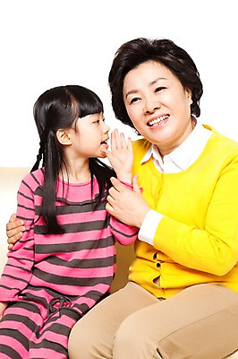 포토 JPG 스튜디오촬영 라이프스타일 여자 노년 할머니 어린이 가족 손녀 함께함 실내 미소 웃음 누끼 사람 앉기 동양인 소녀 성인 취미 두명 캐주얼 실버라이프 소파 화목 다정 한국인 60대 비밀 귓속말 손주 여자만 국내포토 옷 컨셉 의자 관계 모션 표정 인종 내부 생활 파일형식