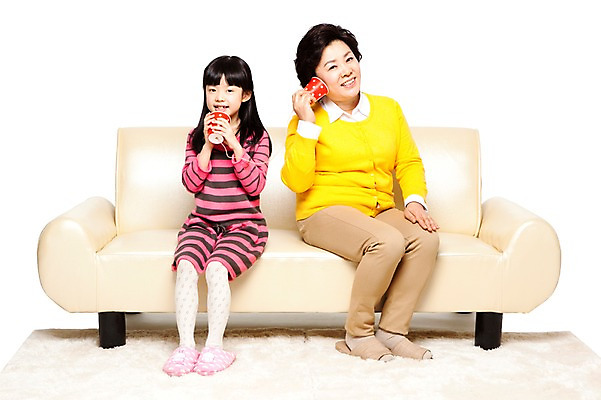 포토 JPG 스튜디오촬영 전신 라이프스타일 여자 노년 할머니 어린이 가구 의자 가족 놀이 손녀 슬리퍼 함께함 실내 미소 웃음 들기 누끼 사람 앉기 동양인 소녀 성인 취미 두명 앞모습 캐주얼 실버라이프 소파 장난감 놀이용품 화목 다정 카펫 한국인 60대 종이컵 손주 통화 전화놀이 여자만 국내포토 옷 뷰포인트 생활용품 신발 컨셉 관계 모션 표정 인종 내부 생활 컵 일회용 오브젝트 파일형식