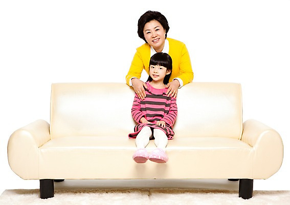 포토 JPG 스튜디오촬영 전신 라이프스타일 여자 노년 할머니 어린이 가구 의자 가족 손녀 슬리퍼 함께함 실내 미소 웃음 누끼 사람 앉기 동양인 소녀 성인 취미 두명 앞모습 캐주얼 실버라이프 소파 화목 다정 카펫 한국인 60대 손주 여자만 국내포토 옷 뷰포인트 생활용품 신발 컨셉 관계 모션 표정 인종 내부 생활 파일형식