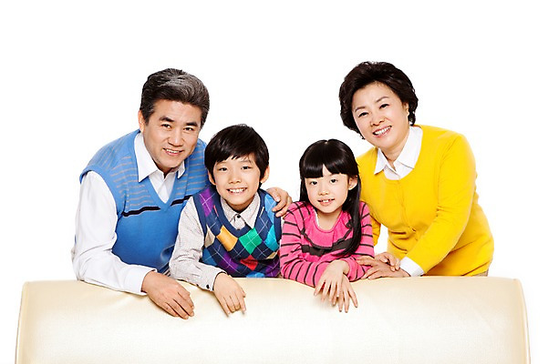 포토 JPG 스튜디오촬영 라이프스타일 여자 할아버지 노년 남자 할머니 어린이 가족 손자 손녀 함께함 실내 미소 웃음 누끼 사람 동양인 소녀 소년 여러명 상반신 성인 취미 앞모습 캐주얼 실버라이프 소파 화목 다정 한국인 60대 손주 가족사진 국내포토 옷 뷰포인트 다수 컨셉 의자 관계 표정 인종 내부 생활 파일형식 단체사진