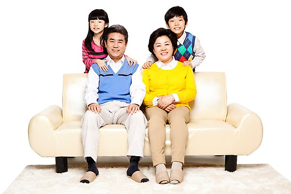 포토 JPG 스튜디오촬영 전신 라이프스타일 여자 할아버지 노년 남자 할머니 어린이 가구 의자 가족 손자 손녀 슬리퍼 함께함 실내 미소 웃음 누끼 사람 앉기 동양인 소녀 소년 여러명 성인 취미 앞모습 캐주얼 실버라이프 소파 화목 다정 카펫 한국인 60대 손주 가족사진 국내포토 옷 뷰포인트 생활용품 다수 신발 컨셉 관계 모션 표정 인종 내부 생활 파일형식 단체사진