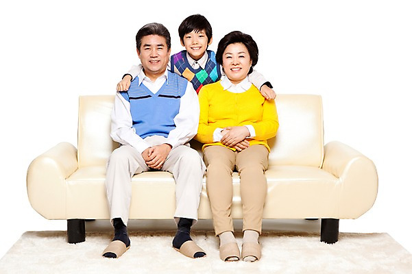 포토 JPG 스튜디오촬영 전신 라이프스타일 여자 할아버지 노년 남자 할머니 어린이 가구 의자 가족 손자 슬리퍼 함께함 실내 미소 웃음 누끼 사람 앉기 동양인 소년 성인 취미 앞모습 캐주얼 세명 실버라이프 소파 화목 다정 카펫 한국인 60대 손주 국내포토 옷 뷰포인트 생활용품 신발 컨셉 관계 모션 표정 인종 내부 생활 파일형식