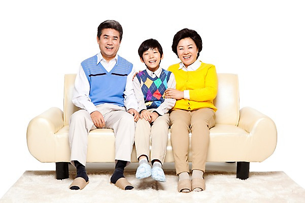 포토 JPG 스튜디오촬영 전신 라이프스타일 여자 할아버지 노년 남자 할머니 어린이 가구 의자 가족 손자 슬리퍼 함께함 실내 미소 웃음 누끼 사람 앉기 동양인 소년 성인 취미 앞모습 캐주얼 세명 실버라이프 소파 화목 다정 카펫 한국인 60대 손주 국내포토 옷 뷰포인트 생활용품 신발 컨셉 관계 모션 표정 인종 내부 생활 파일형식