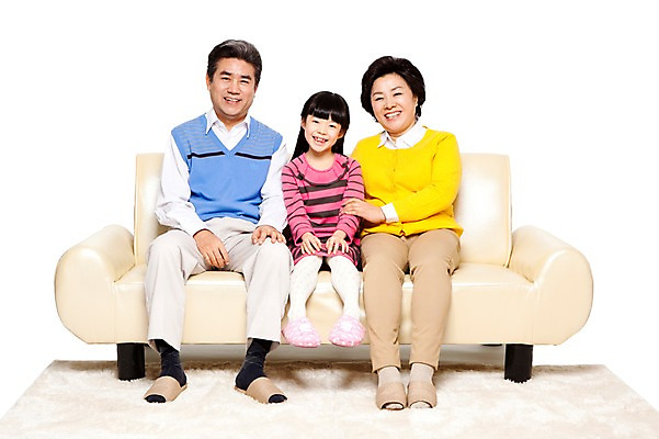 포토 JPG 스튜디오촬영 전신 라이프스타일 여자 할아버지 노년 남자 할머니 어린이 가구 의자 가족 손녀 슬리퍼 함께함 실내 미소 웃음 누끼 사람 앉기 동양인 소녀 성인 취미 앞모습 캐주얼 세명 실버라이프 소파 화목 다정 카펫 한국인 60대 손주 국내포토 옷 뷰포인트 생활용품 신발 컨셉 관계 모션 표정 인종 내부 생활 파일형식