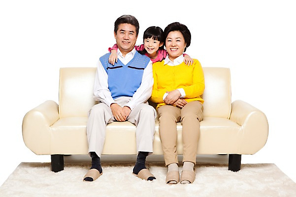 포토 JPG 스튜디오촬영 전신 라이프스타일 여자 할아버지 노년 남자 할머니 어린이 가구 의자 가족 손녀 슬리퍼 함께함 실내 미소 웃음 누끼 사람 앉기 동양인 소녀 성인 취미 앞모습 캐주얼 세명 실버라이프 소파 화목 다정 카펫 한국인 60대 손주 국내포토 옷 뷰포인트 생활용품 신발 컨셉 관계 모션 표정 인종 내부 생활 파일형식