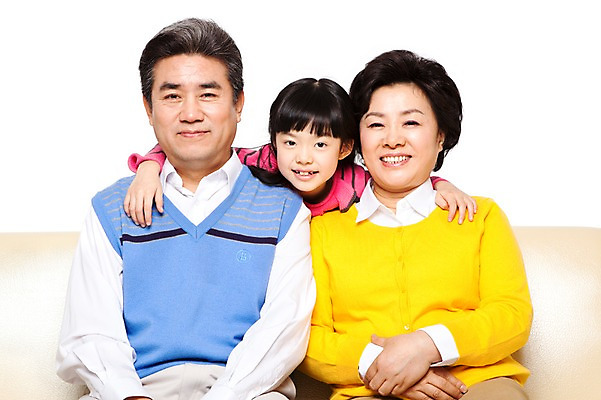 포토 JPG 스튜디오촬영 라이프스타일 여자 할아버지 노년 남자 할머니 어린이 가족 손녀 함께함 실내 미소 웃음 누끼 사람 앉기 동양인 소녀 상반신 성인 취미 앞모습 캐주얼 세명 실버라이프 소파 화목 다정 한국인 60대 손주 국내포토 옷 뷰포인트 컨셉 의자 관계 모션 표정 인종 내부 생활 파일형식