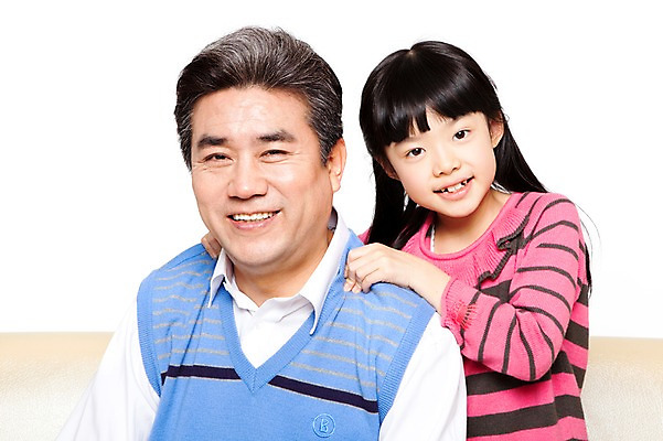 포토 JPG 스튜디오촬영 라이프스타일 여자 할아버지 노년 남자 어린이 가족 손녀 함께함 실내 미소 웃음 누끼 사람 동양인 소녀 상반신 성인 취미 두명 앞모습 캐주얼 실버라이프 소파 화목 다정 한국인 60대 손주 어깨 효도 주무르기 국내포토 옷 뷰포인트 컨셉 의자 관계 모션 표정 인종 내부 생활 신체부위 파일형식